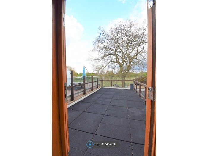 2 Bedroom Flat To Rent In High Street, Hampton Hill, TW12