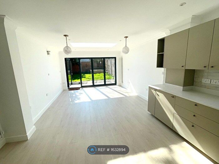 2 Bedroom Flat To Rent In Woodlands Street, London, SE13