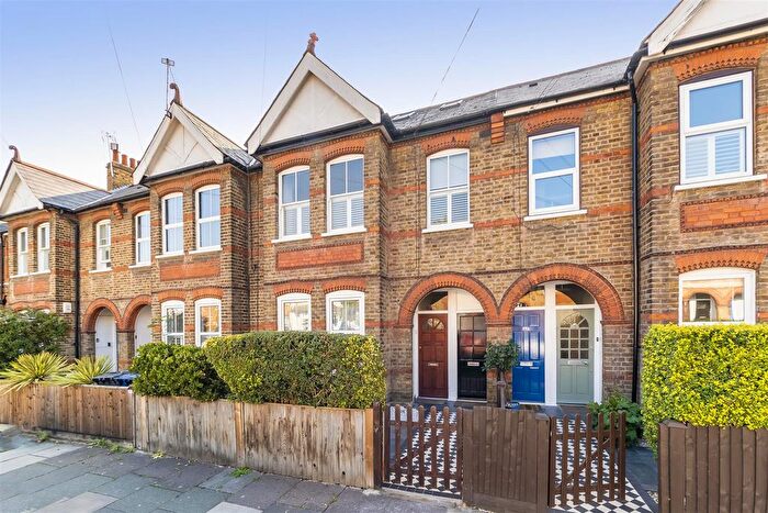 3 Bedroom Flat To Rent In Carlyle Road, Ealing, W5