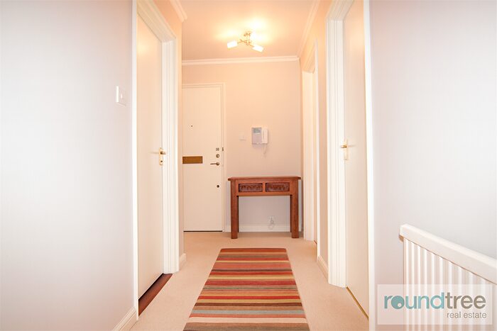 2 Bedroom Flat For Sale In The Brookdales, Bridge Lane, NW11