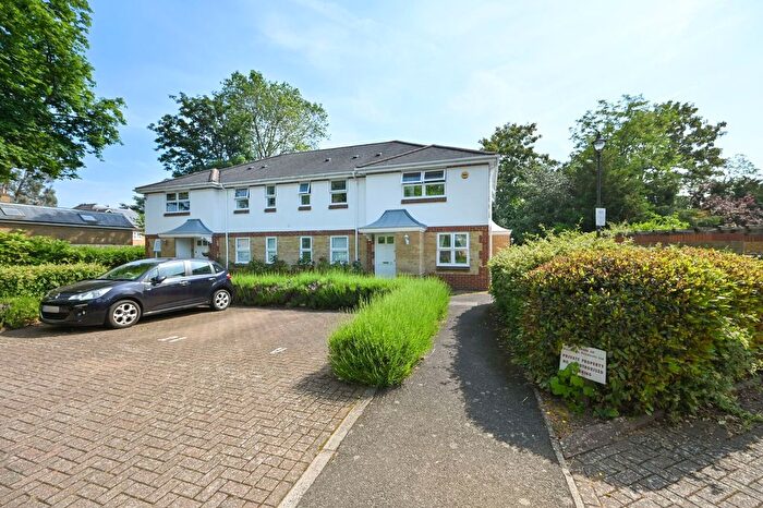 2 Bedroom Flat To Rent In Rosebank Close, Twickenham, Teddington, TW11