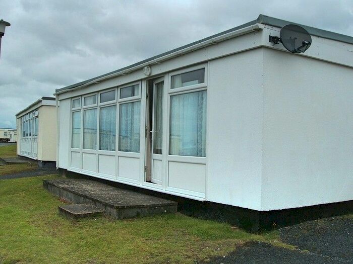 3 Bedroom Park Home For Sale In Carmarthen Bay Holiday Park, Kidwelly, Carmarthenshire., SA17