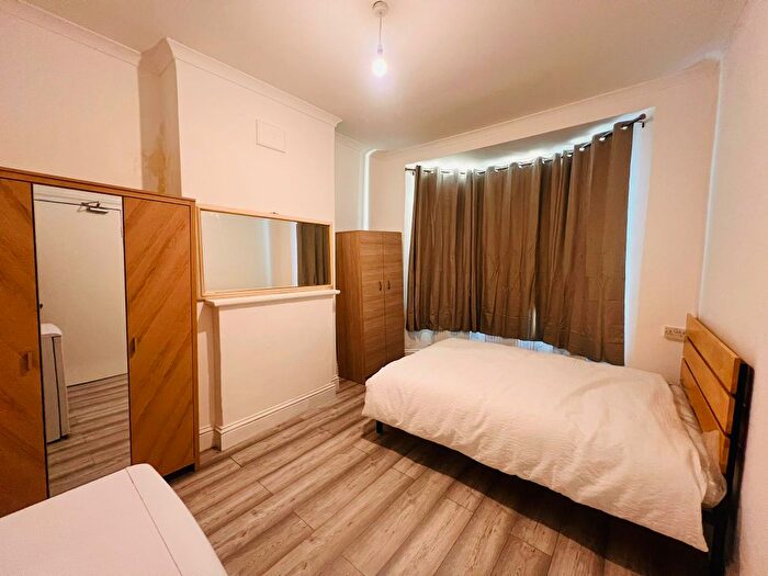 5 Bedroom End Of Terrace House To Rent In Mossford Street, London, E3