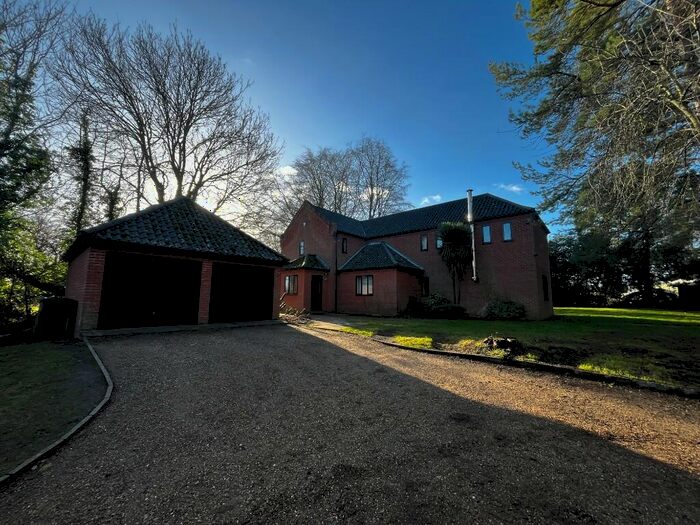 4 Bedroom Detached House For Sale In Ketteringham Lane, NR9