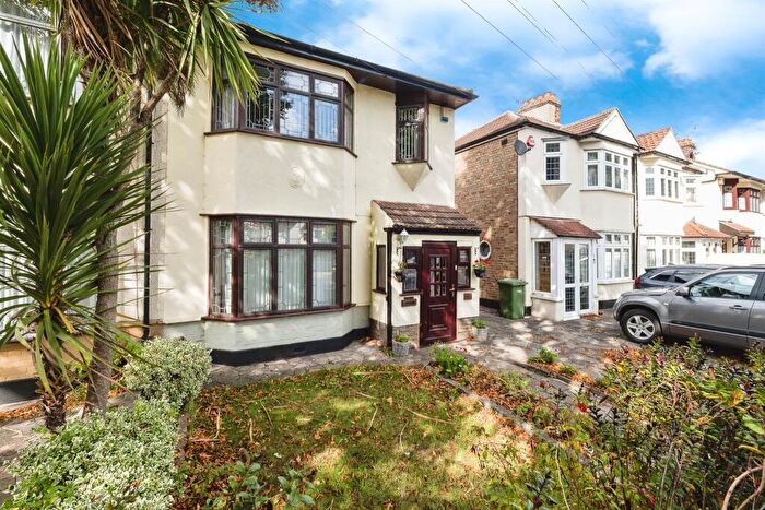 3 Bedroom Semi-Detached House For Sale In Suttons Avenue, Hornchurch, RM12