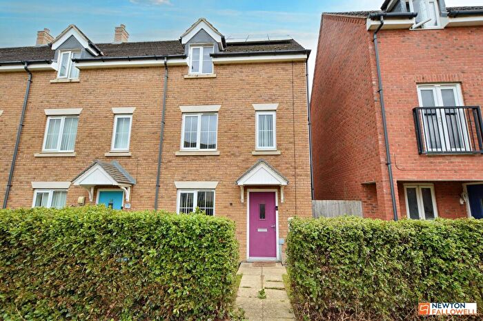 3 Bedroom End Of Terrace House For Sale In The Gables, Bourne, PE10