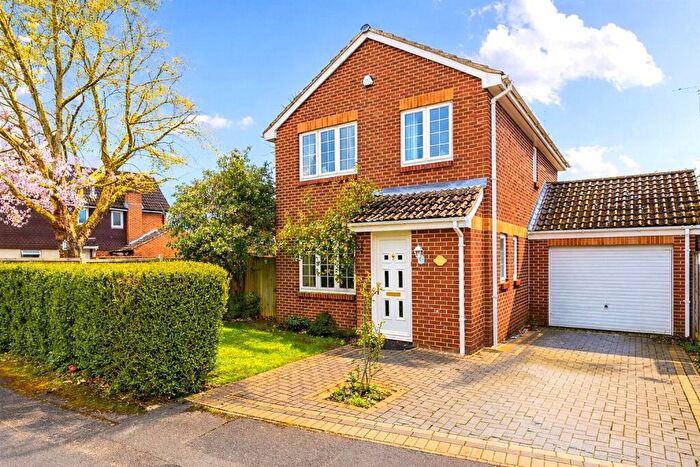 4 Bedroom Detached House For Sale In Larch Way, Farnborough, Hampshire, GU14