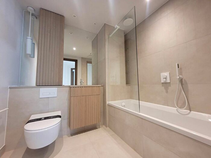 2 Bedroom Apartment To Rent In Linear Place, Nine Elms, London, SW11