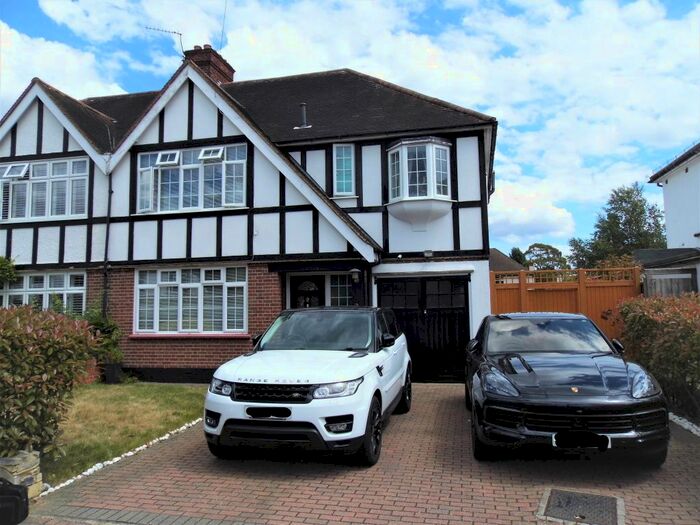 4 Bedroom Semi-Detached House To Rent In Druids Way, Bromley, BR2