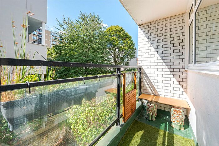 1 Bedroom Flat For Sale In Churchill Gardens, Pimlico, London, Uk, SW1V