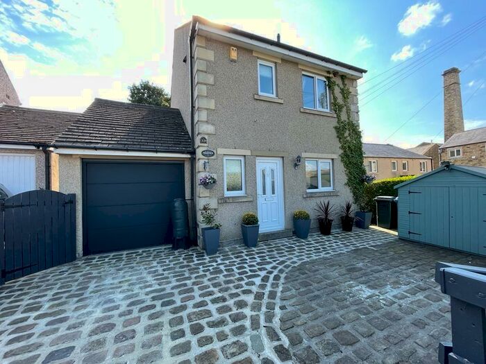 3 Bedroom Detached House For Sale In Heath Crescent, Bradley, BD20