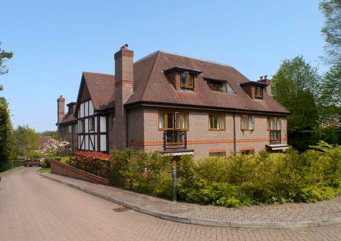 2 Bedroom Flat To Rent In The Avenue, Tadworth, KT20