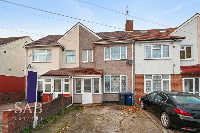 3 Bedroom Terraced House For Sale In Allenby Road, Southall, UB1