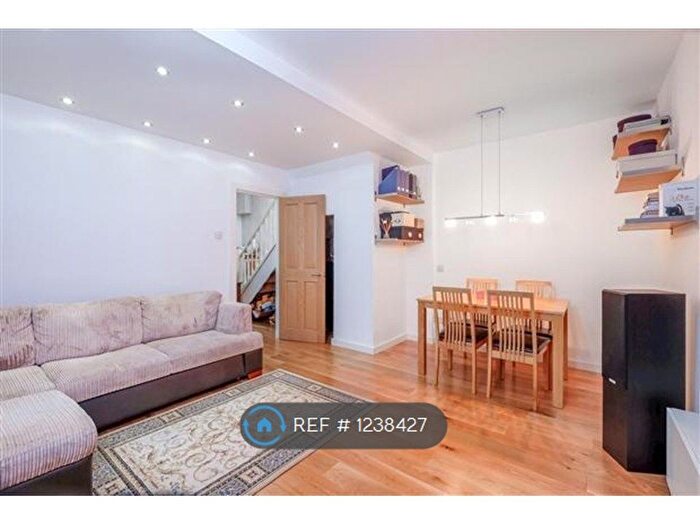 2 Bedroom Maisonette To Rent In Bryan House - Rotherhithe Street, London, SE16