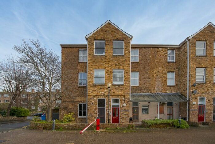 1 Bedroom Flat To Rent In Bridle Close, Kingston Upon Thames, KT1