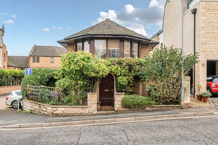 2 Bedroom Town House For Sale In Welland Mews, Stamford, PE9