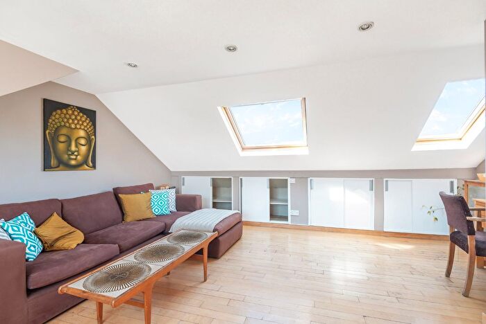 2 Bedroom Flat For Sale In Queenstown Road, Battersea, London, SW8