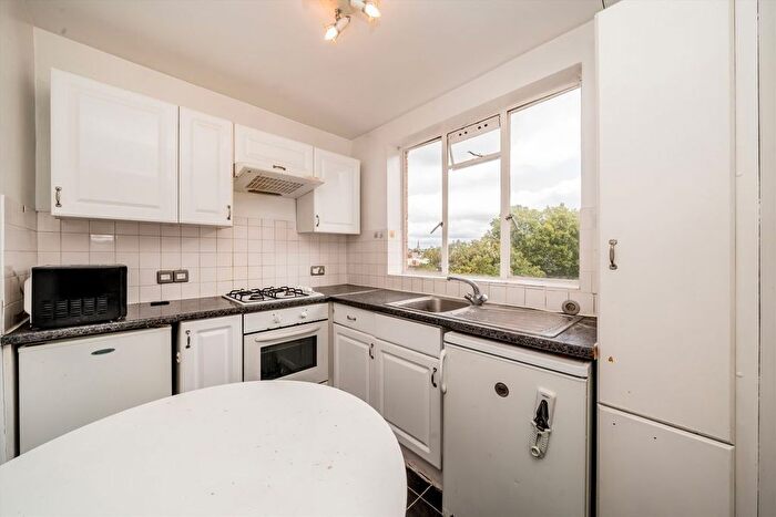 3 Bedroom Flat To Rent In Nevern Square, Earls Court, SW5