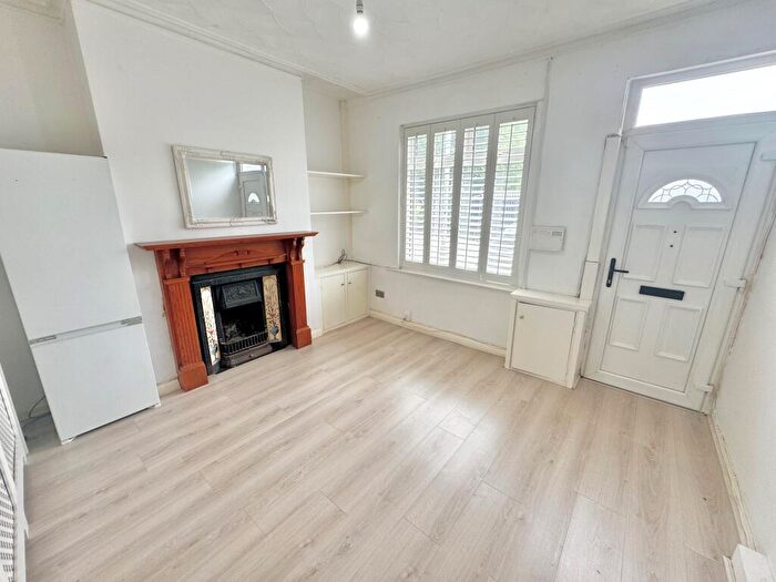 2 Bedroom House To Rent In Earp Street, L19