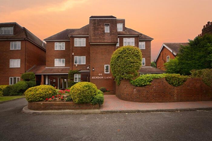 3 Bedroom Apartment For Sale In Hendon Lane, London, N3