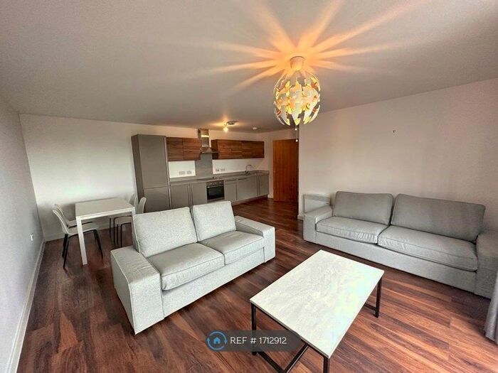 3 Bedroom Flat To Rent In The Riverside, Salford, M5