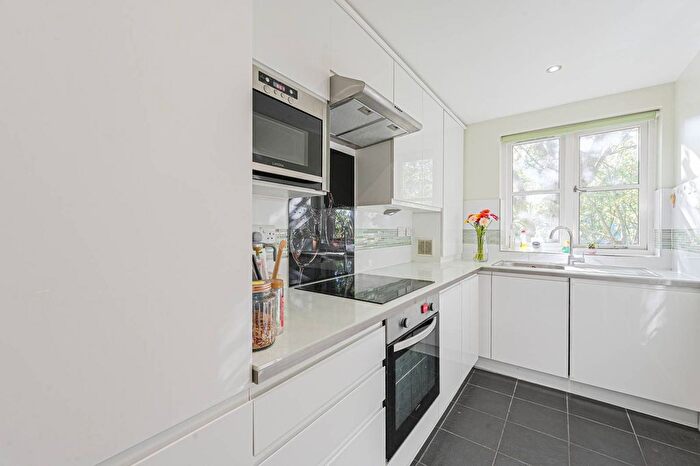 1 Bedroom Flat For Sale In Brompton Park Crescent, Fulham, London, SW6