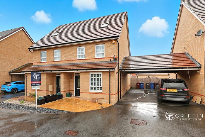 3 Bedroom Semi-Detached House For Sale In Addington Close, Stanford-Le-Hope, SS17
