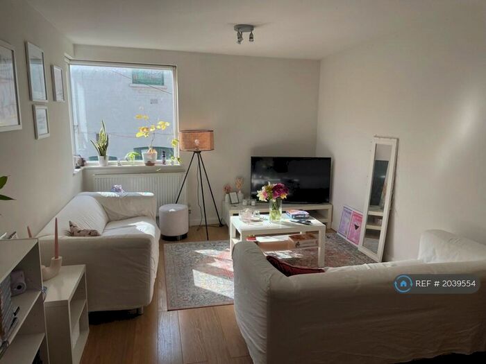 2 Bedroom Flat To Rent In Garfield Mews, London, SW11