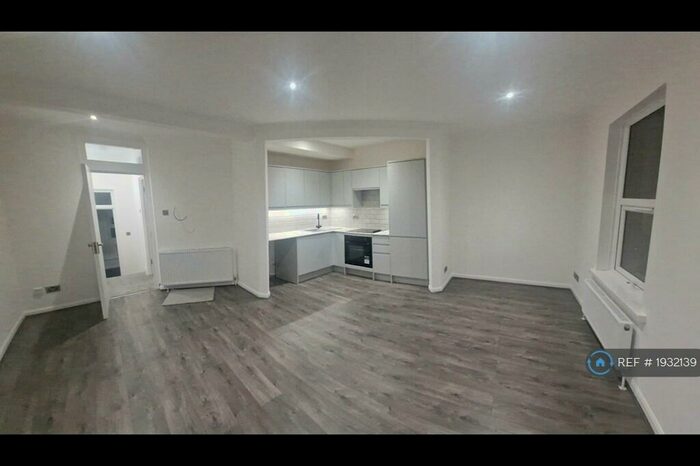 1 Bedroom Flat To Rent In Wood Street, London, E17