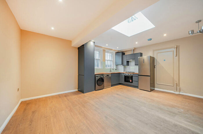 4 Bedroom Apartment To Rent In Trinity Walk, Hampstead, London, NW3