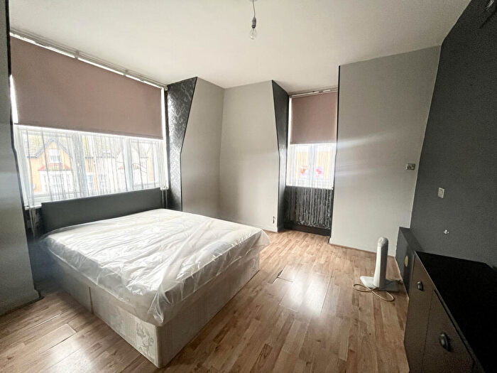 Flat To Rent In High Road, N22