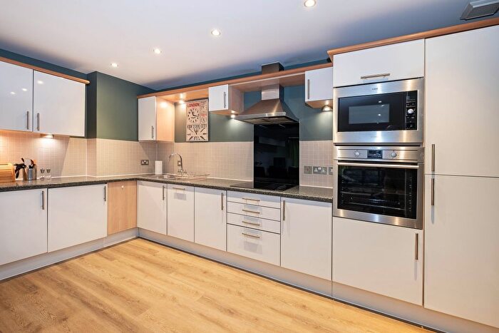 2 Bedroom Flat To Rent In The Bittoms, Kingston Upon Thames, KT1