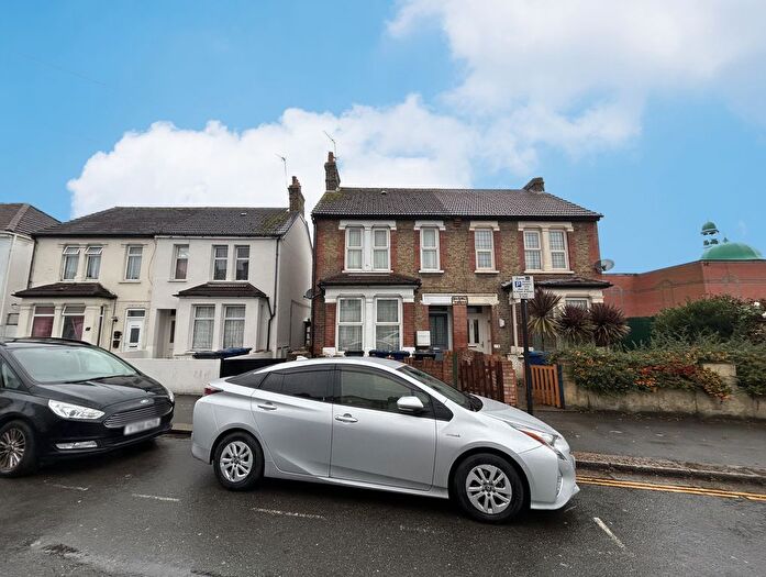 1 Bedroom Flat For Sale In A Regina Road, Southall, Greater London, UB2