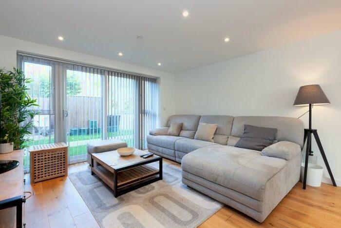 2 Bedroom Apartment To Rent In Vineyard, OX14