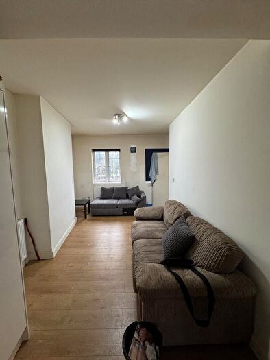 1 Bedroom Flat To Rent In Park Parade, Gunnersbury Ave, London, Ealing, W3