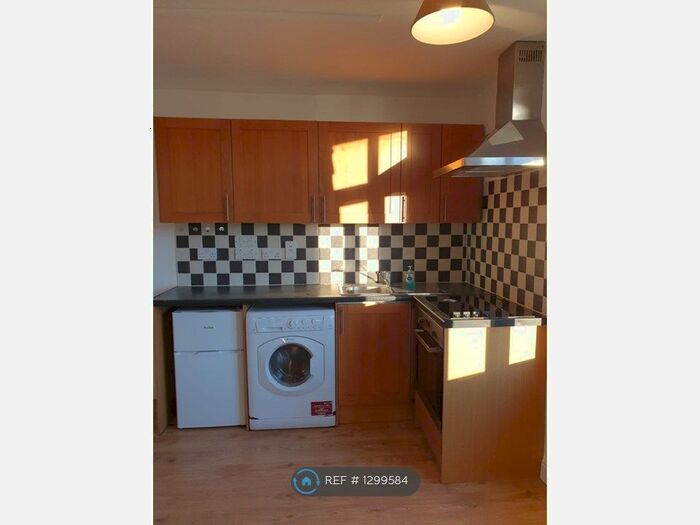 Studio To Rent In Blundell Road, Edgware HA8