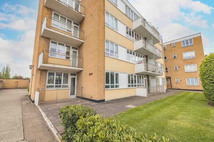 3 Bedroom Apartment To Rent In Wellesley Court, Bathurst Walk, Richings Park, SL0