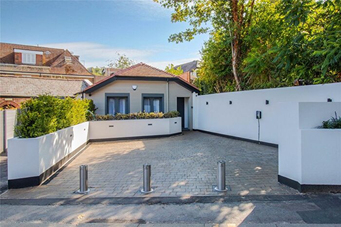 1 Bedroom Bungalow To Rent In Watling Street, Radlett, Hertfordshire, WD7