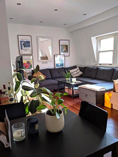 3 Bedroom Flat To Rent In Brondesbury Road, Queen's Park, London, NW6
