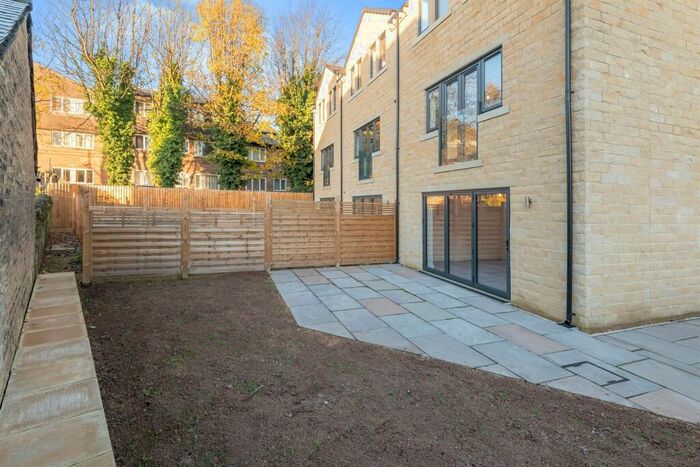 4 Bedroom House To Rent In Grasmere Road, Huddersfield, HD1