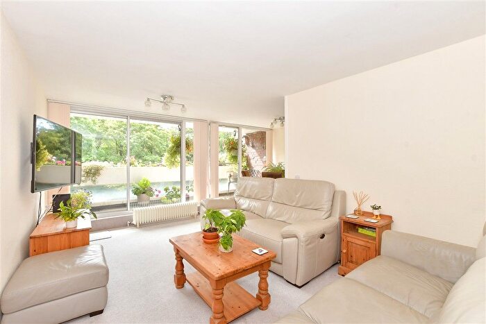 3 Bedroom Flat For Sale In Bancroft Court, Reigate, Surrey, RH2