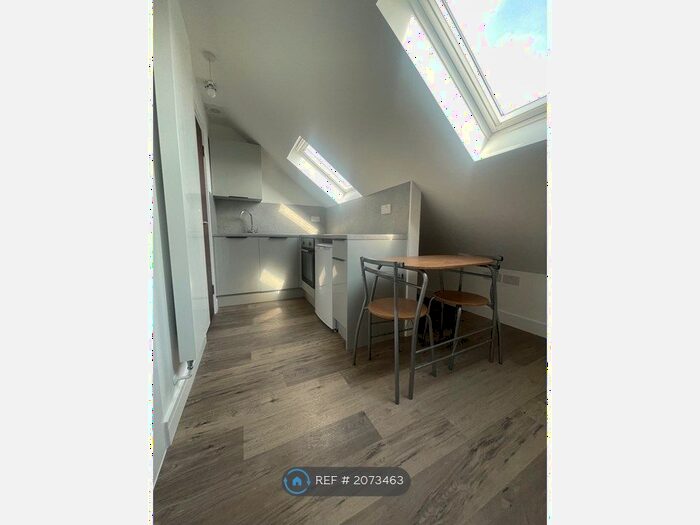 Studio To Rent In Hedge Lane, London, N13