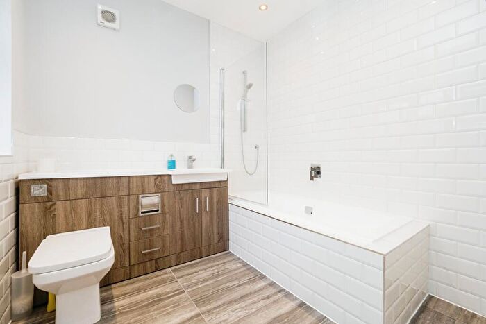 2 Bedroom Bungalow For Sale In Goodrington Mews, Hornchurch, RM11