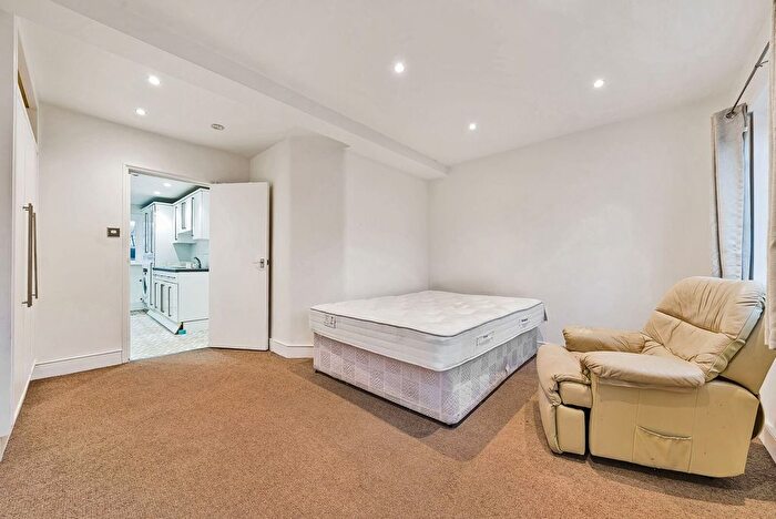 3 Bedroom Maisonette To Rent In Richmond Road, Ham, Kingston Upon Thames, KT2