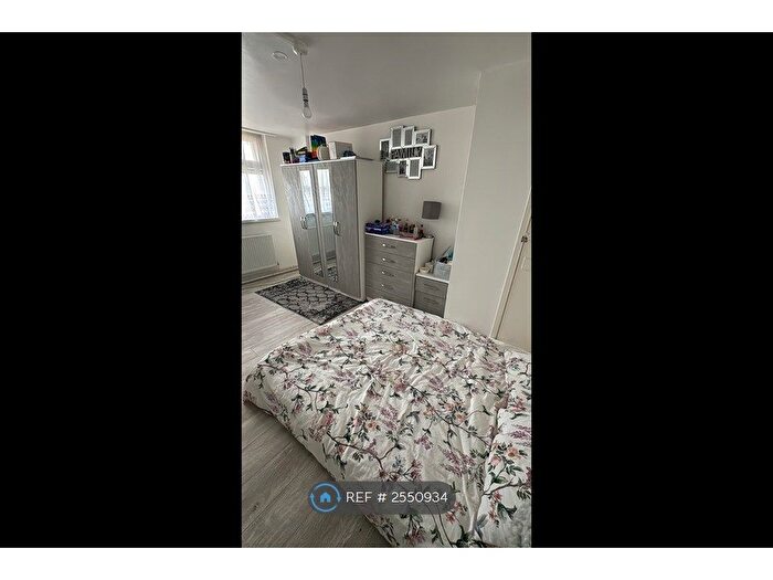2 Bedroom Flat To Rent In Home Close, Luton, LU4