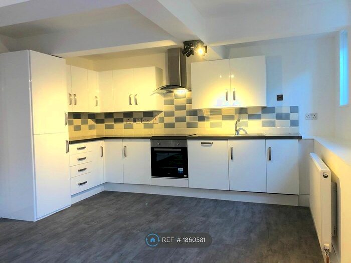 2 Bedroom Flat To Rent In High Street, Avening, GL8
