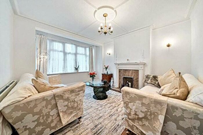 3 Bedroom End Of Terrace House For Sale In Pollards Hill South, London, SW16