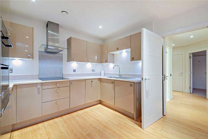 2 Bedroom Flat For Sale In West Street, Newbury, Berkshire, RG14