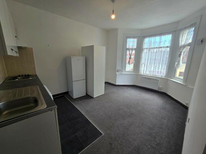 2 Bedroom Flat To Rent In St. Mary's Road, London, SE25