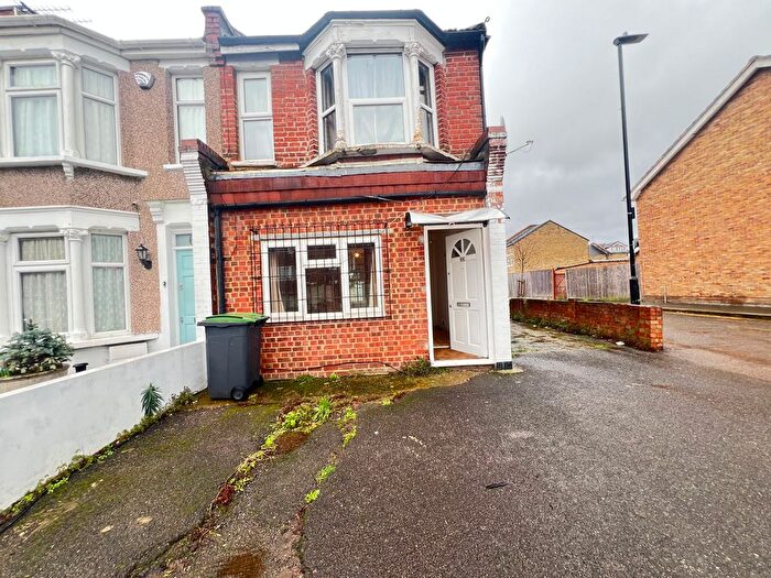 2 Bedroom Flat To Rent In Avenue Road, London, N15